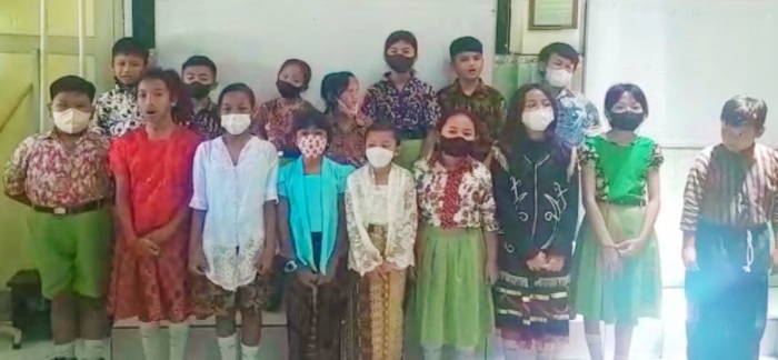 Pembiasaan Memakai Pakaian Adat di Sekolah