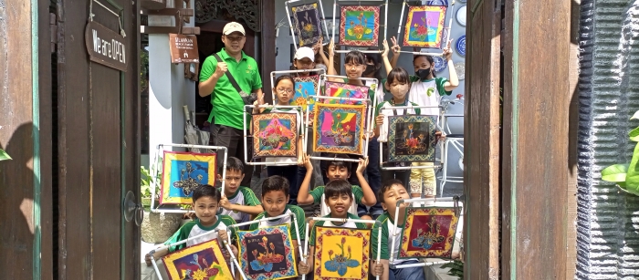 Pengalaman Langsung Membatik bagi Siswa SDK Sang Timur