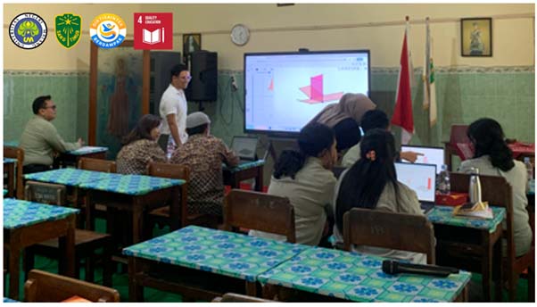 (Dokumentasi pemaparan materi dan diskusi interaktif dengan para guru)